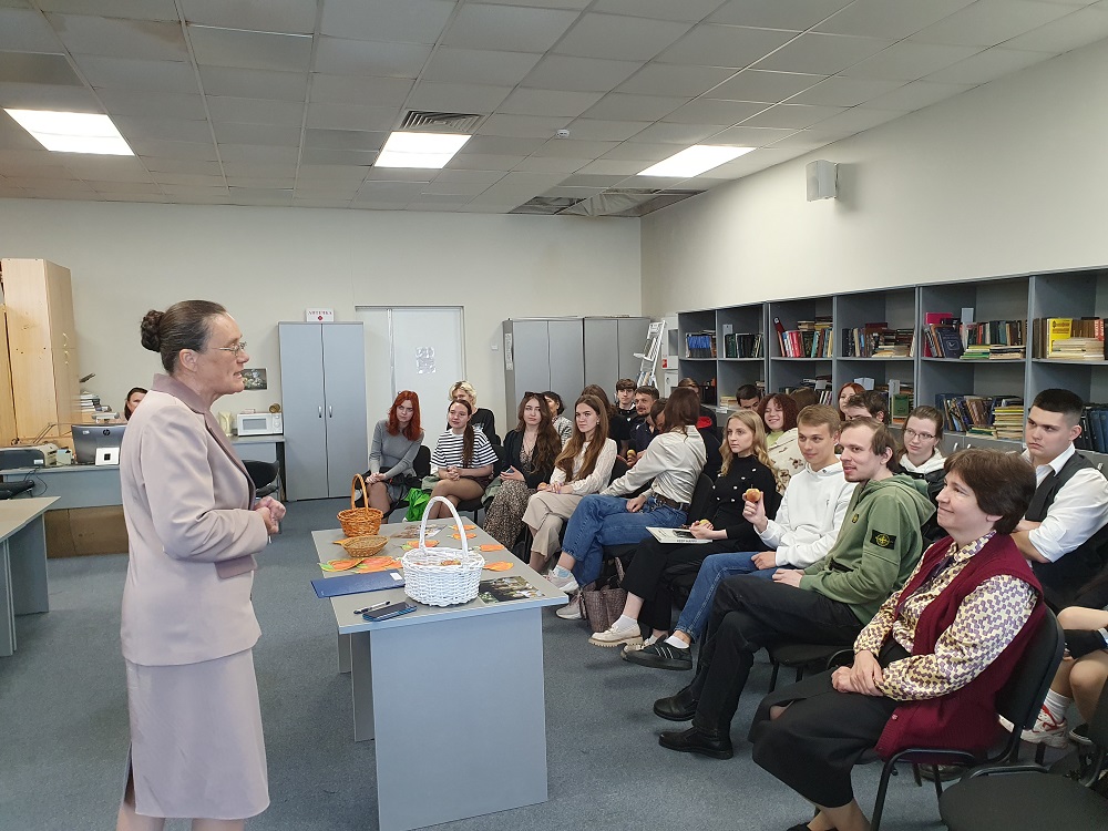 Старший преподаватель кафедры Суслова С. В. провела презентацию нового методического пособия